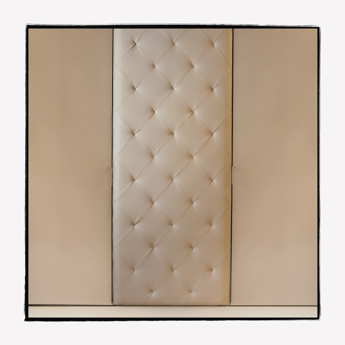 Wandschrank mit beige gepolsterter Front und Schubladen aus Nussholz